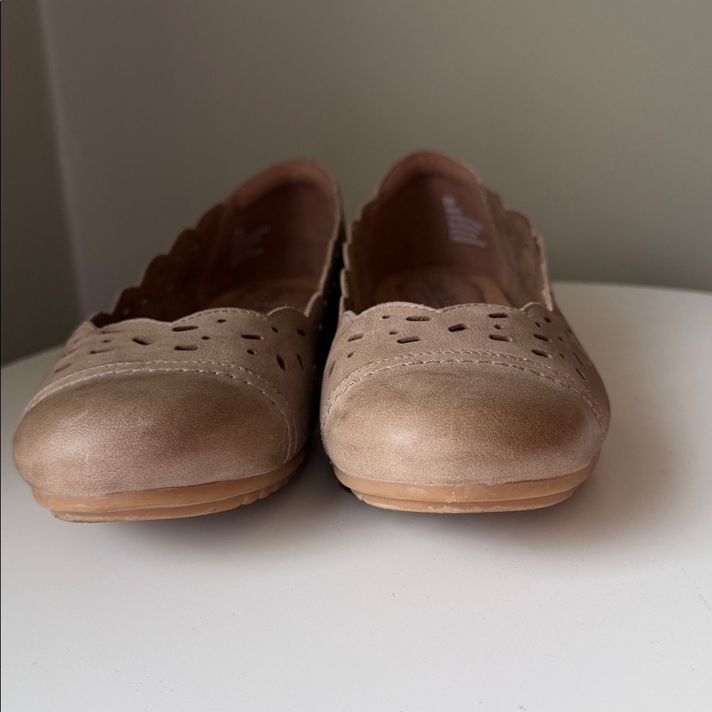 Cobb Hill Leather Suede ballet flats laser-cut detailing Tan Cushioned 8 WIDE - Picture 9 of 15